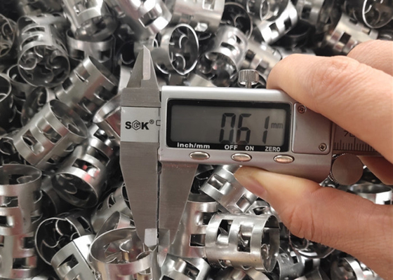 SS316 تعبئة الميتال بال لعمودات الامتصاص 25 * 25 * 0.6mm