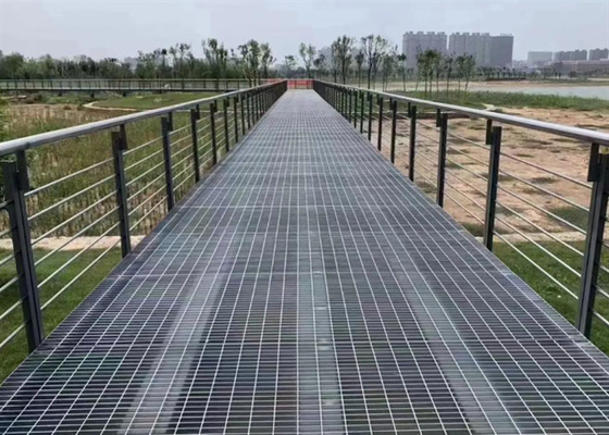 Q235 الممر الحديدي الشبكية للمدرج 40 * 5mm