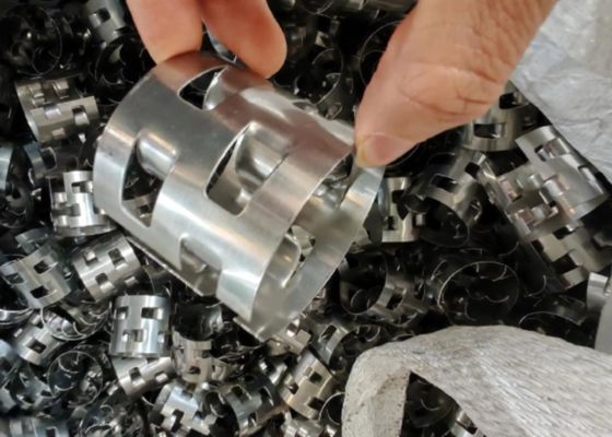 SS316 Pall Ring تعبئة معدنية عشوائية لأبراج تنظيف الغاز 50 * 50 * 0.5 مم
