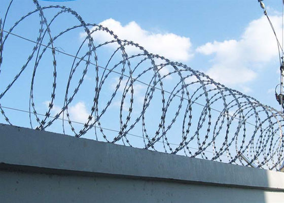 منخفض الكربون الصلب الشائكة الأسلاك الشائكة لفائف كونسرتينا قطرها 500 مم منع السرقة